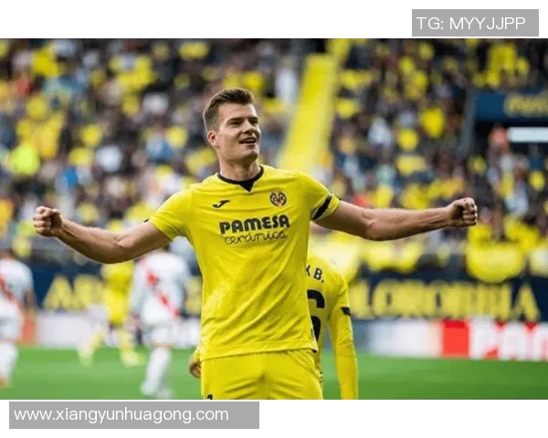 足球明星背后的奋斗与荣耀:从草根到巅峰的传奇人生故事